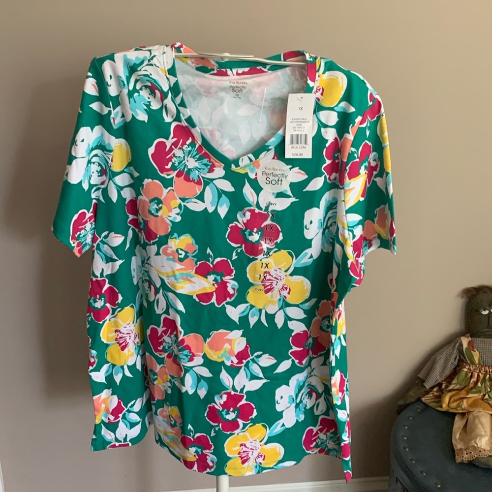 Kim Rogers perfectly soft curvy SS  v neck floral. NWT. Retail‎ 29